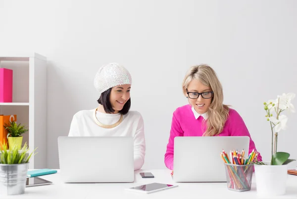 Zwei kreative Frauen arbeiten im Büro zusammen — Stockfoto