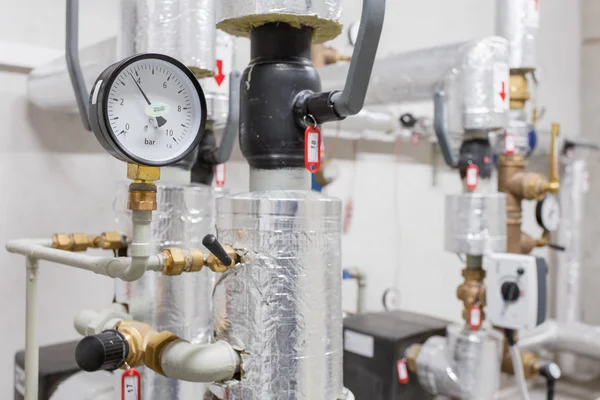 Манометр и трубопроводы системы отопления — стоковое фото