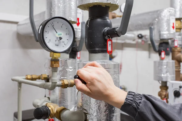 Technician checking water pressure — Stock Image Technician checking water pressure Stock Image