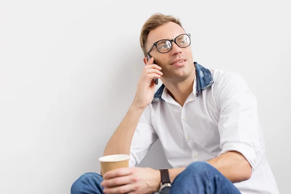 Hipster talking on phone — Stock Photo, Image
