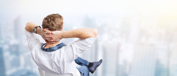 Человек с видом на город
