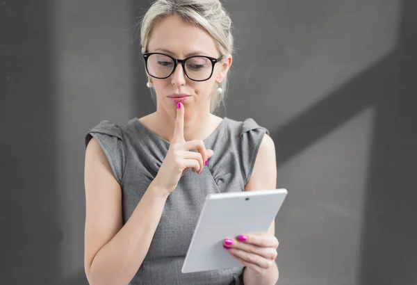 Teacher with tablet computer — Stock Photo, Image