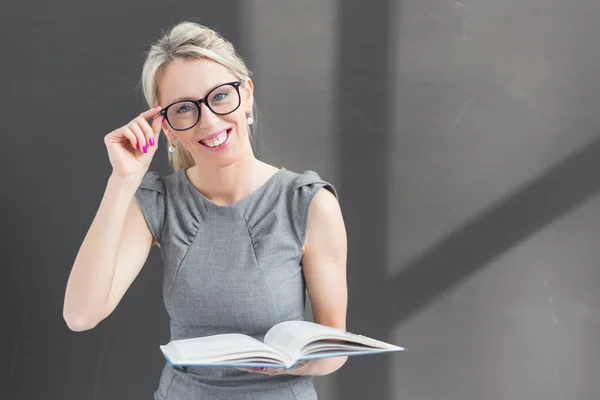 Insegnante sorridente con libro — Foto Stock