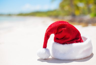 Plaj, Noel tatil ve seyahat için tema kırmızı Noel Baba şapkası