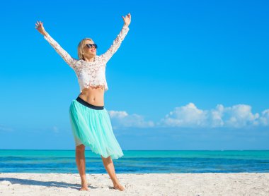 Kumsalda mutlu genç bir kadın