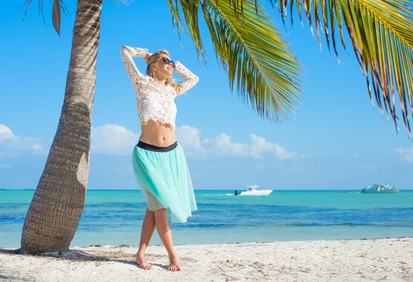 Mladá žena na tropické pláži s Palmou — Stock fotografie
