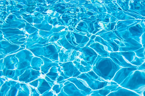 Чистая голубая вода в бассейне — стоковое фото