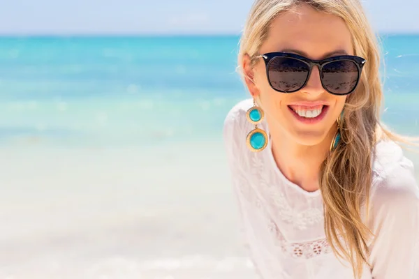 Young happy woman enjoying vacation on tropical beach — Stock Photo, Image