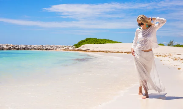 Giovane donna felice che cammina sulla spiaggia — Foto Stock