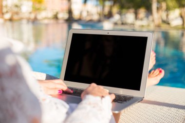 Dizüstü bilgisayar tatilde in lüks resort kullanan kadın