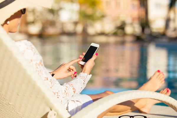Frau benutzt Smartphone am Pool — Stockfoto