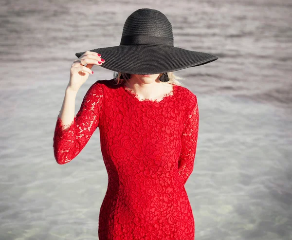 Wanita bergaun merah dan topi hitam — Stok Foto