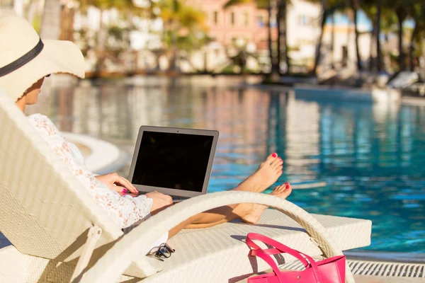 Mulher usando laptop — Fotografia de Stock