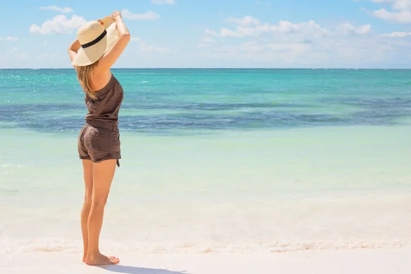 Donna felice sulla spiaggia — Foto Stock