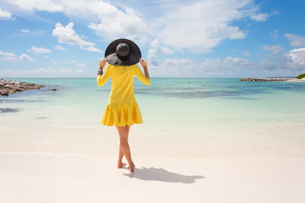 Glad kvinna på strand — Stockfoto