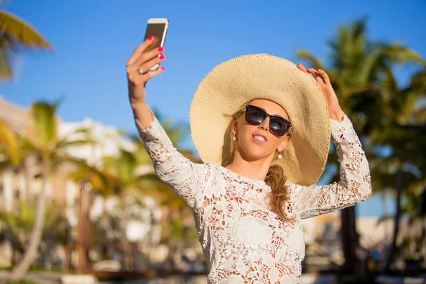 Woman taking selfie photo on vacation in tropical resort — Stock fotografie