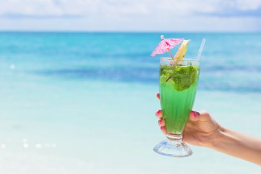 Sahilde kokteyl bardak taze mojito tutan kadın