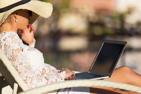 屋外のコンピューターで働く女性 — ストック写真