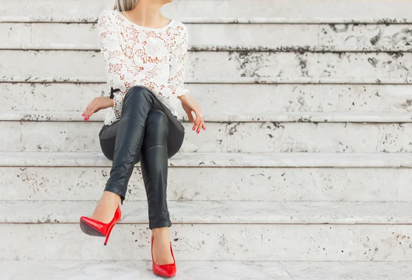 Sexy woman sitting alone on stairs — Stockfoto