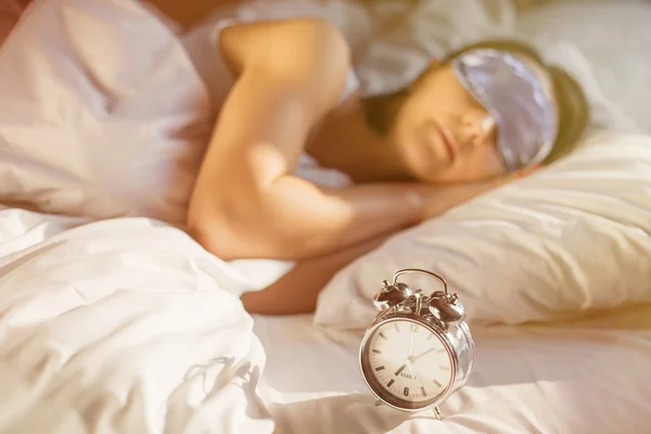 Woman sleeping next to alarm clock — Φωτογραφία Αρχείου