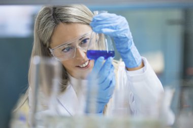 Laboratuvarda çalışan genç bilim adamı.