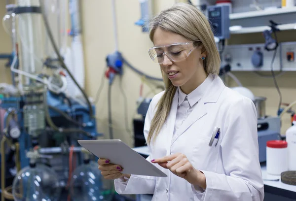 Científica usando tableta en el laboratorio — Foto de Stock