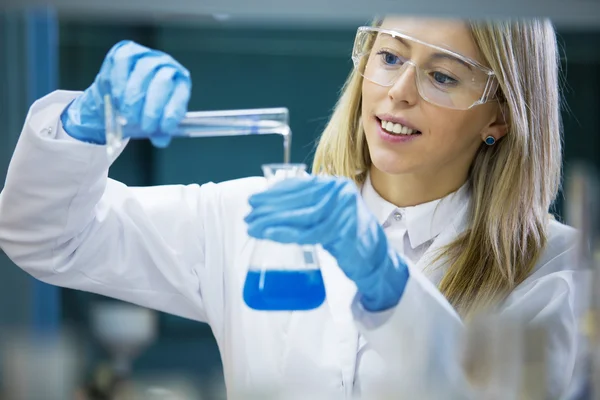 Vrouwelijke wetenschapper werken in het Lab — Stockfoto