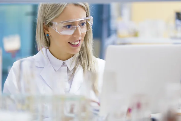 Retrato do químico que trabalha no laboratório — Fotografia de Stock