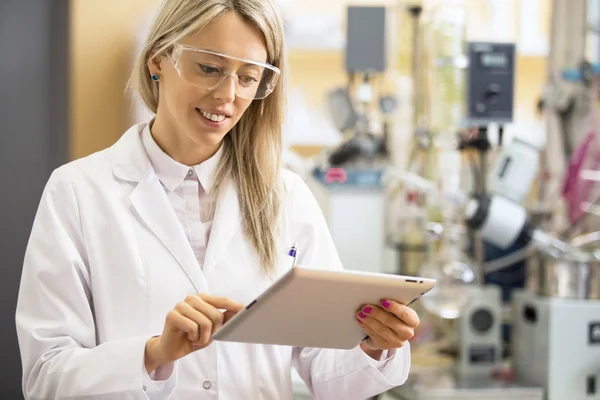 Químico usando computador tablet no laboratório — Fotografia de Stock