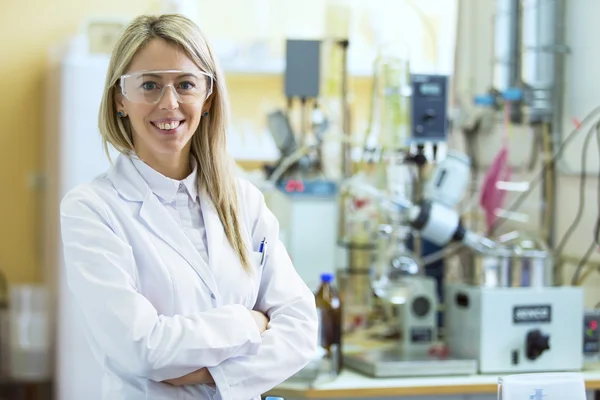 Smiling young chemist in chemistry lab — Stockfoto