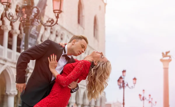 Casal romântico dançando na rua em Veneza — Fotografia de Stock