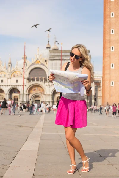 Young traveller girl looking at city map — ストック写真