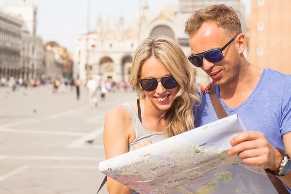 Casal jovem viajando — Fotografia de Stock