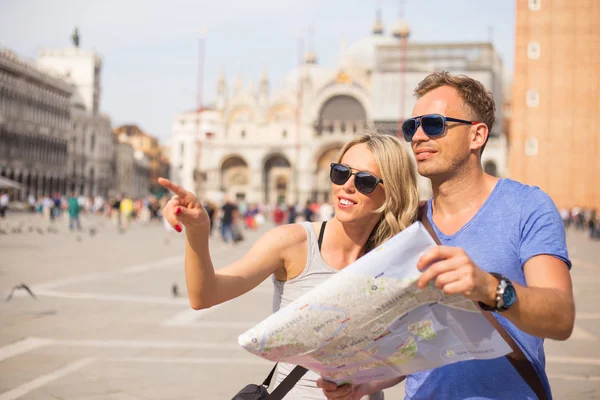 Tourists sightseeing in Venice — стокове фото