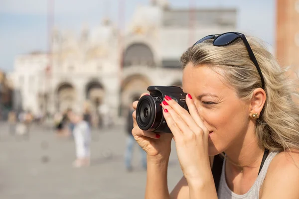 Girl taking photos with digital camera — ストック写真