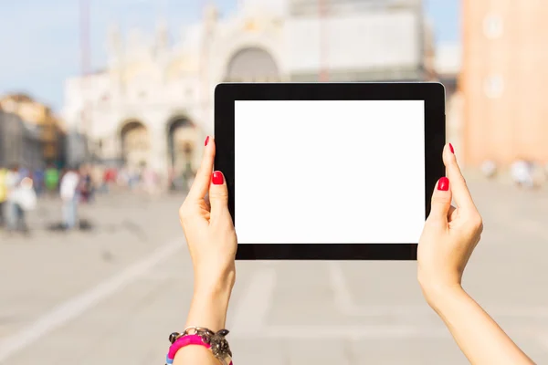 Tourist holding tablet computer with blank white screen — Stock fotografie