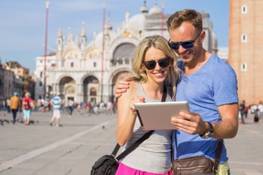 Tablet bilgisayarda çift Venedik'te seyahat ederken