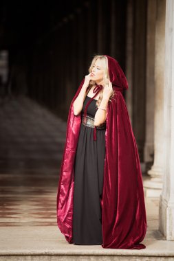 Gizemli kadın kırmızı pelerin