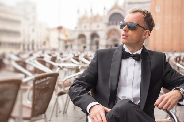 Retrato de un hombre guapo y confiado — Foto de Stock