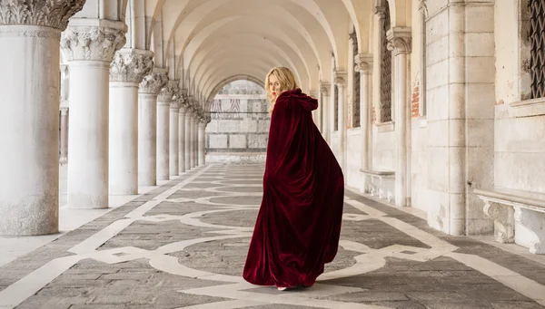 Mulher misteriosa de manto vermelho — Fotografia de Stock