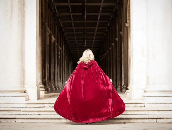 Misteriosa donna in mantello rosso — Foto Stock