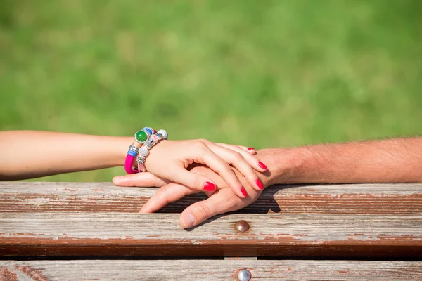 Pareja cogida de la mano — Foto de Stock