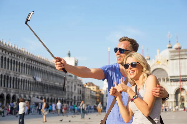 Turisti allegri fare foto selfie — Foto Stock