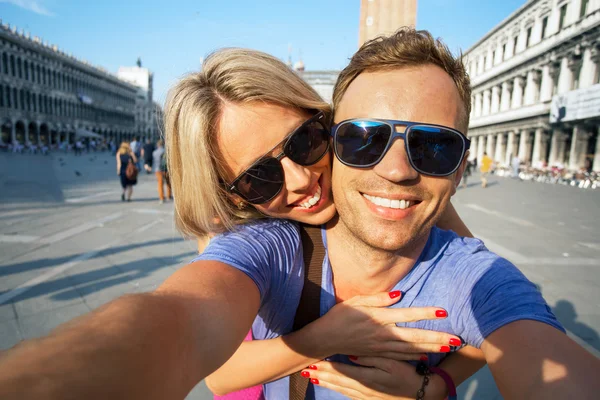 Turistas alegres fazendo foto selfie — Fotografia de Stock