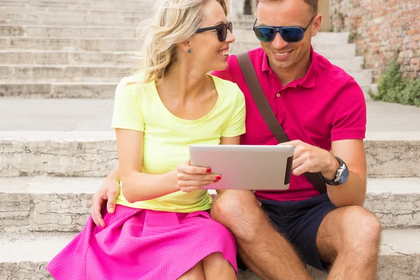 Pareja usando tableta —  Fotos de Stock