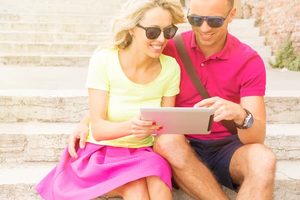 Casal usando computador tablet — Fotografia de Stock