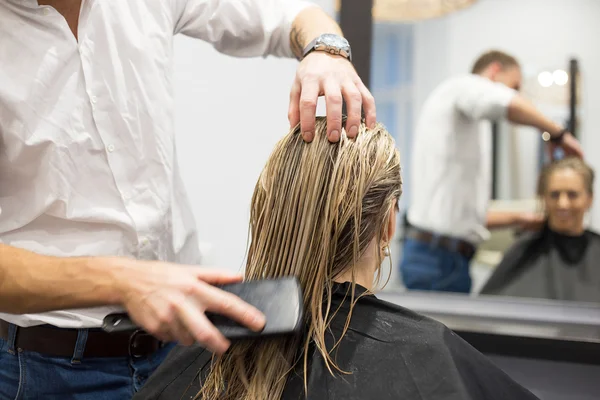 Coiffeur au travail dans le salon de coiffure — Photo