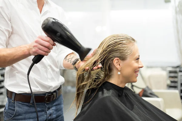 Cabeleireiro golpe secagem cabelo — Fotografia de Stock