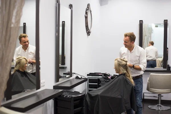 Coiffeur au travail dans le salon de coiffure — Photo
