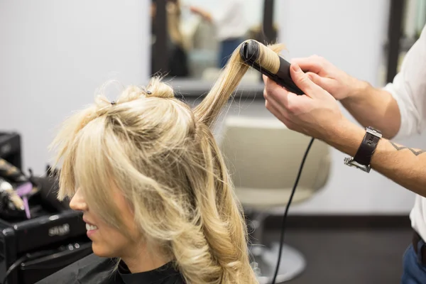 Coiffeur au travail dans le salon de coiffure — Photo